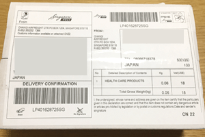 注文から10日前後で国際郵便にて届きます。通常郵便と同じで受け取れます。